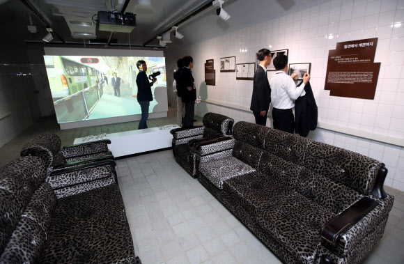 여의도 지하 비밀벙커가 전시문화공간 ’SeMA 벙커’로 새로 단장해 시민에게 공개된 19일 오후 관람객들이 내부를 둘러보고 있다.  연합뉴스