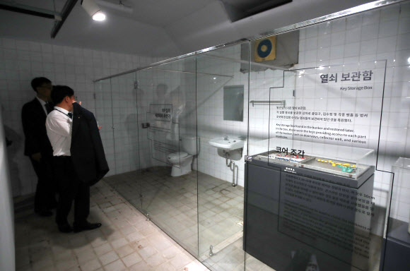 여의도 지하 비밀벙커가 전시문화공간 ’SeMA 벙커’로 새로 단장해 시민에게 공개된 19일 오후 관람객들이 내부를 둘러보고 있다.  연합뉴스
