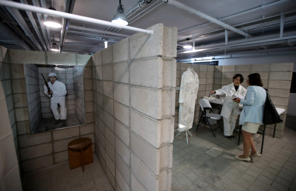 여의도 지하 비밀벙커가 전시문화공간 ’SeMA 벙커’로 새로 단장해 시민에게 공개된 19일 오전 관람객들이 전시를 보고 있다.  연합뉴스