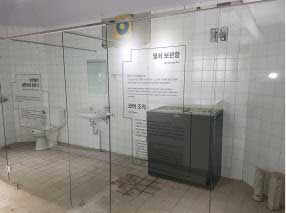 서울시는 1970년대 대통령 경호용으로 추정되는 목적으로 만들어진 여의도 지하 비밀벙커를 전시문화공간 ‘SeMA 벙커’로 새로 단장해 19일 시민에게 공개했다. 서울역사박물관 주차장 한구석에 있는 ‘경희궁 방공호’와 ‘신설동 유령역’도 함께 시민에게 개방한다. 사진은 여의도 지하 비밀벙커 역사갤러리 내부 서울시 제공=연합뉴스