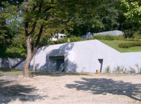 서울시는 1970년대 대통령 경호용으로 추정되는 목적으로 만들어진 여의도 지하 비밀벙커를 전시문화공간 ‘SeMA 벙커’로 새로 단장해 19일 시민에게 공개했다. 서울역사박물관 주차장 한구석에 있는 ‘경희궁 방공호’와 ‘신설동 유령역’도 함께 시민에게 개방한다. 사진은 경희궁 방공호 입구 전경. 서울시 제공=연합뉴스