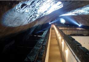 서울시는 1970년대 대통령 경호용으로 추정되는 목적으로 만들어진 여의도 지하 비밀벙커를 전시문화공간 ‘SeMA 벙커’로 새로 단장해 19일 시민에게 공개했다. 서울역사박물관 주차장 한구석에 있는 ‘경희궁 방공호’와 ‘신설동 유령역’도 함께 시민에게 개방한다. 사진은 경희궁 방공호 내부 전시 체험공간. 서울시 제공=연합뉴스