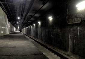 서울시는 1970년대 대통령 경호용으로 추정되는 목적으로 만들어진 여의도 지하 비밀벙커를 전시문화공간 ‘SeMA 벙커’로 새로 단장해 19일 시민에게 공개했다. 서울역사박물관 주차장 한구석에 있는 ‘경희궁 방공호’와 ‘신설동 유령역’도 함께 시민에게 개방한다. 사진은 신설동 유령역 내부.  서울시 제공=연합뉴스