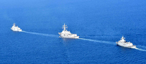 19일 오전 서해상에서 한미 연합 대특수전부대작전(MCSOF)에 참가한 을지문덕함, 미국 머스틴함, 충북함이 차례로 기동하고 있다.  해군 제공=연합뉴스