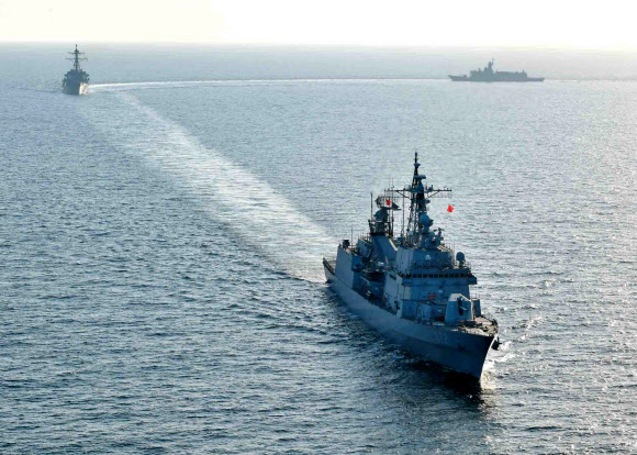 19일 오전 서해상에서 한미 연합 대특수전부대작전(MCSOF)에 참가한 을지문덕함을 선두로 미국 머스틴함과 충북함이 기동하고 있다.  해군 제공=연합뉴스