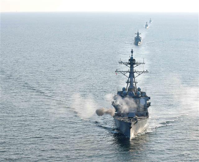 19일 오전 서해상에서 항모강습단 훈련과 연합 대특수전부대작전(MCSOF)훈련에 참가한 미국 머스틴함이 대함사격을 하고 있다. 해군 제공=뉴스1