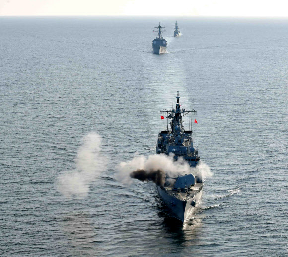 19일 오전 서해상에서 한미 연합 대특수전부대작전(MCSOF)에 참가한 을지문덕함이 대함사격 훈련을 실시하고 있다.  해군 제공=연합뉴스