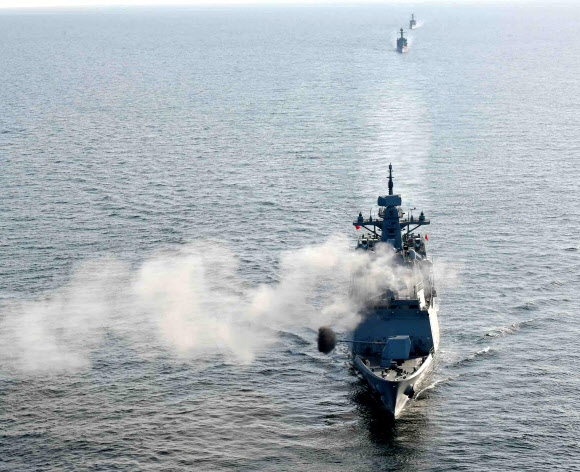 19일 오전 서해상에서 한미 연합 대특수전부대작전(MCSOF)에 참가한 충북함이 대함사격 훈련을 실시하고 있다.  해군 제공=연합뉴스