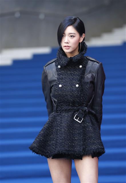 방송인 클라라가 19일 오후 서울 동대문 DDP에서 열린 ’헤라 서울 패션위크 S/S 2018’에 라디어스쇼에 참석해 포즈를 취하고 있다.  뉴스1