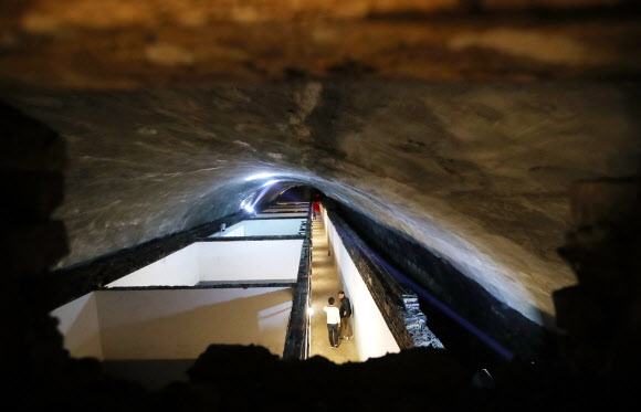 19일 오후 서울역사박물관 주차장 한구석에 있는 ’경희궁 방공호’의 내부 모습. 서울시는 도시재생을 통해 여의도 벙커?경희궁 방공호?신설동 유령역 등 3곳을 개방했다. 경희궁 방공호는 서울역사박물관 홈페이지(http://www.museum.seoul.kr), 신설동 유령역은 서울시 홈페이지(http://safe.seoul.go.kr)에서 다음 달 22일 오후 6시까지 사전 예약하면 방문할 수 있다.  연합뉴스