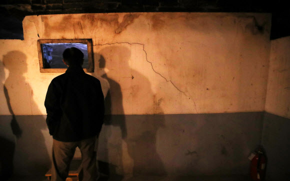 19일 오후 서울역사박물관 주차장 한구석에 있는 ’경희궁 방공호’의 내부 모습. 서울시는 도시재생을 통해 여의도 벙커·경희궁 방공호·신설동 유령역 등 3곳을 개방했다. 경희궁 방공호는 서울역사박물관 홈페이지(http://www.museum.seoul.kr), 신설동 유령역은 서울시 홈페이지(http://safe.seoul.go.kr)에서 다음 달 22일 오후 6시까지 사전 예약하면 방문할 수 있다.  연합뉴스