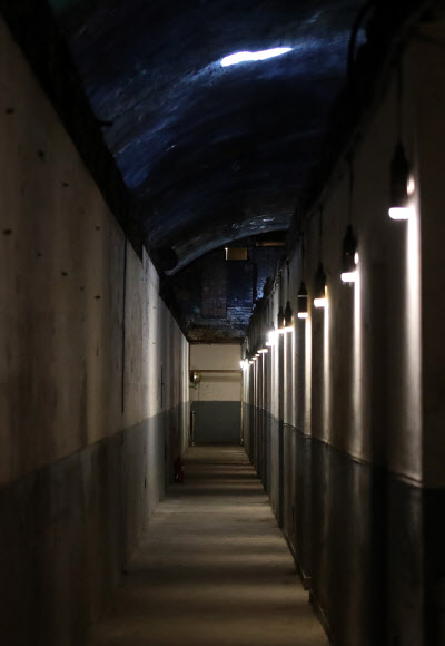 19일 오후 서울역사박물관 주차장 한구석에 있는 ’경희궁 방공호’의 내부 모습. 서울시는 도시재생을 통해 여의도 벙커·경희궁 방공호·신설동 유령역 등 3곳을 개방했다. 경희궁 방공호는 서울역사박물관 홈페이지(http://www.museum.seoul.kr), 신설동 유령역은 서울시 홈페이지(http://safe.seoul.go.kr)에서 다음 달 22일 오후 6시까지 사전 예약하면 방문할 수 있다.  연합뉴스