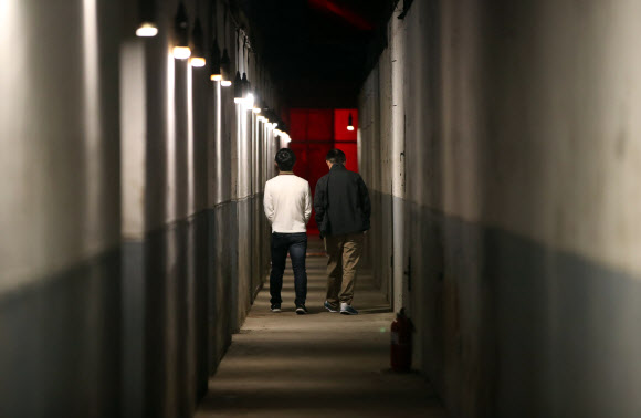 19일 오후 서울역사박물관 주차장 한구석에 있는 ’경희궁 방공호’의 내부 모습. 서울시는 도시재생을 통해 여의도 벙커·경희궁 방공호·신설동 유령역 등 3곳을 개방했다. 경희궁 방공호는 서울역사박물관 홈페이지(http://www.museum.seoul.kr), 신설동 유령역은 서울시 홈페이지(http://safe.seoul.go.kr)에서 다음 달 22일 오후 6시까지 사전 예약하면 방문할 수 있다. 연합뉴스