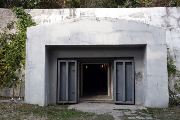 19일 오후 서울역사박물관 주차장 한구석에 있는 ’경희궁 방공호’의 입구. 서울시는 도시재생을 통해 여의도 벙커·경희궁 방공호·신설동 유령역 등 3곳을 개방했다. 경희궁 방공호는 서울역사박물관 홈페이지(http://www.museum.seoul.kr), 신설동 유령역은 서울시 홈페이지(http://safe.seoul.go.kr)에서 다음 달 22일 오후 6시까지 사전 예약하면 방문할 수 있다.  연합뉴스