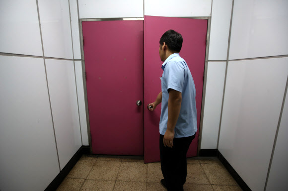 19일 오후 서울 ’신설동 유령역’ 입구의 모습. 서울시는 여의도 벙커·경희궁 방공호·신설동 유령역 등 3곳을 개방, 경희궁 방공호는 서울역사박물관 홈페이지(http://www.museum.seoul.kr), 신설동 유령역은 서울시 홈페이지(http://safe.seoul.go.kr)에서 다음 달 22일 오후 6시까지 사전 예약하면 방문할 수 있다.  연합뉴스