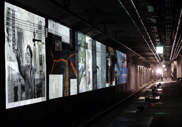 19일 오후 서울 ’신설동 유령역’ 내부에 설치된 ’서울, 오늘을 찍다’ 전시물들. 서울시는 여의도 벙커·경희궁 방공호·신설동 유령역 등 3곳을 개방, 경희궁 방공호는 서울역사박물관 홈페이지(http://www.museum.seoul.kr), 신설동 유령역은 서울시 홈페이지(http://safe.seoul.go.kr)에서 다음 달 22일 오후 6시까지 사전 예약하면 방문할 수 있다.  연합뉴스