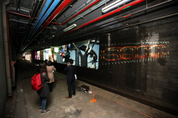 19일 오후 서울 ’신설동 유령역’ 내부에 설치된 ’서울, 오늘을 찍다’ 전시물들. 서울시는 여의도 벙커·경희궁 방공호·신설동 유령역 등 3곳을 개방, 경희궁 방공호는 서울역사박물관 홈페이지(http://www.museum.seoul.kr), 신설동 유령역은 서울시 홈페이지(http://safe.seoul.go.kr)에서 다음 달 22일 오후 6시까지 사전 예약하면 방문할 수 있다.  연합뉴스