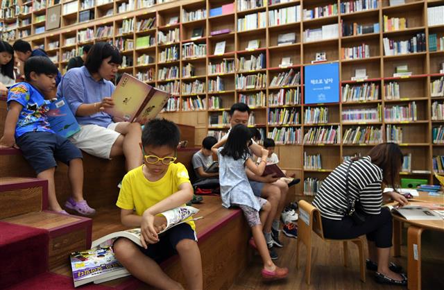 독서는 학교 공부에 밀리고, 팍팍한 업무에 치이기 일쑤다. 그래도 우리 주변에 크고 작은 도서관이 속속 들어서고 다양한 프로그램을 준비하면서 시민들을 기다리고 있다. 서울도서관은 널찍한 계단형 열람실을 만들어 자유롭게 책을 읽을 수 있도록 했다.  서울신문 DB