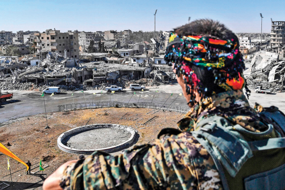 IS의 살인과 참수로 악명이 높았던 ‘천국의 광장’을 바라보는 또 다른 SDF 병사의 모습. 락까 AFP 연합뉴스