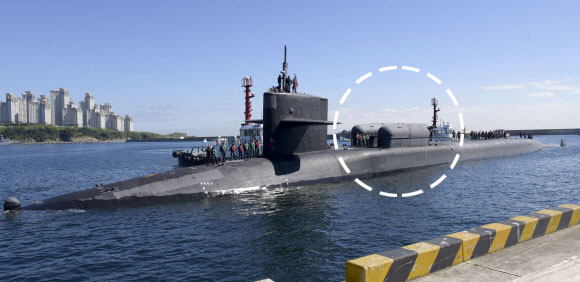 지난 13일 부산에 입항한 핵 추진 잠수함 미시간호 위쪽에 소형 잠수정(SDV)이 들어 있는 드라이덱셀터(DDS)가 탑재돼 있다(점선 안). 미 해군 제공