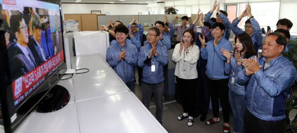 ’공사 재개’ 발표에 환호하는 한수원 직원들