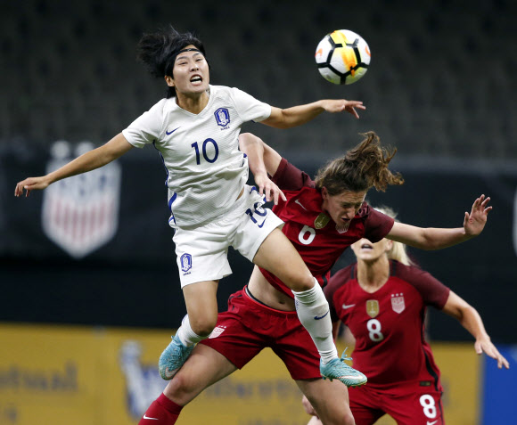 여자축구 대표팀의 지소연(왼쪽)이 20일 미국과의 평가전 전반 앤디 설리번과 공중 볼을 다투고 있다. 뉴올리언스 AP 연합뉴스 