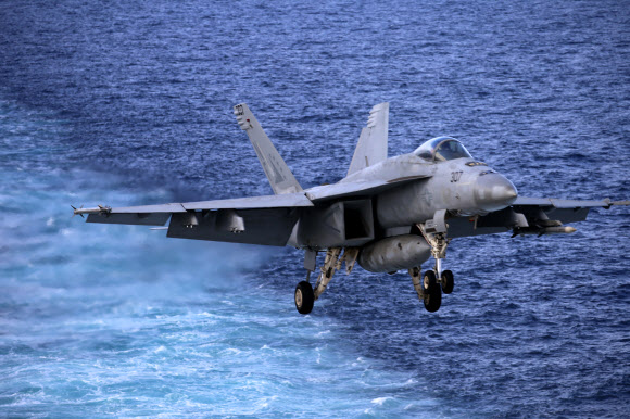 동해서 훈련하는 미 핵항모 레이건호…착륙하는 전투기