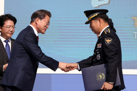 문 대통령, 황인태 경정에게 근정포장 수여