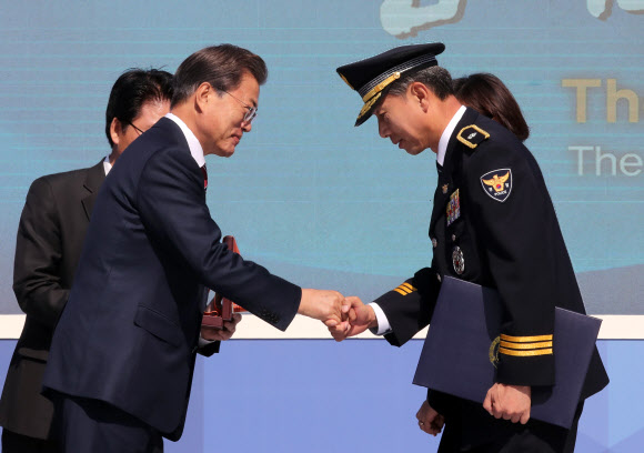 문 대통령, 이원백 경무관에게 홍조근정훈장 수여