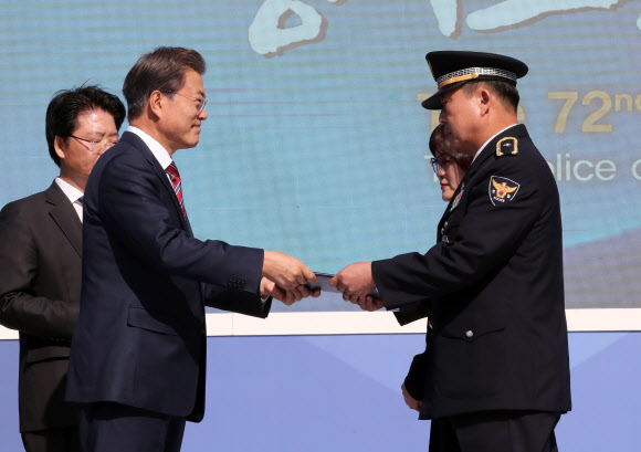 문 대통령, 박기순 경위에게 대통령 표창 수여