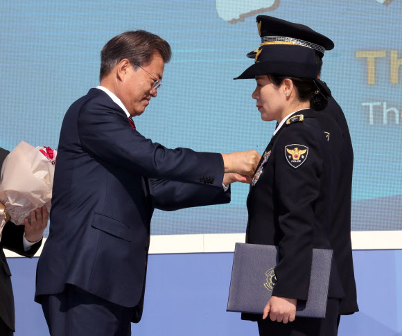 문 대통령, 김수진 경감에게 대통령 표창 수여