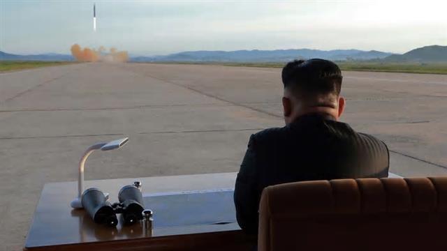 지난달 15일 중장거리탄도미사일(IRBM) 화성12형 발사 모습을 지켜보고 있는 김정은 북한 노동당 위원장. 연합뉴스