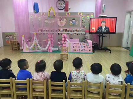 중국 유치원생들이 지난 18일 시진핑 국가주석의 당대회 개막 연설을 중계하는 TV를 시청하고 있다. 웨이보 캡처