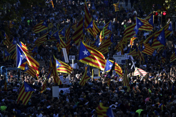 스페인 정부가 분리독립을 추진한 카탈루냐 자치정부 해산을 결정한 가운데 21일(현지시간) 카탈루냐 주도 바르셀로나에서 이 같은 조치에 반발해 대규모 시위가 벌어졌다. AP 연합뉴스