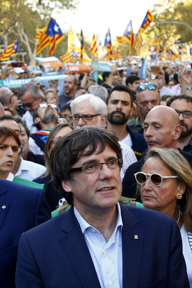 스페인 정부가 분리독립을 추진한 카탈루냐 자치정부 해산을 결정한 가운데 21일(현지시간) 카탈루냐 주도 바르셀로나에서 이 같은 조치에 반발해 벌어진 대규모 시위에 카를레스 푸지데몬 카탈루냐 자치정부 수반이 참석했다. AP 연합뉴스