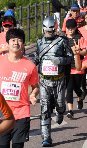 22일 오전 서울 광진구 자양동 뚝섬 한강공원에서 롯데유통BU 주최로 열린 ’제1회 롯데 스타일런’ 마라톤 대회 참가자들이 개성있는 복장을 한 채 달리고 있다.  손형준 기자 boltagoo@seoul.co.kr