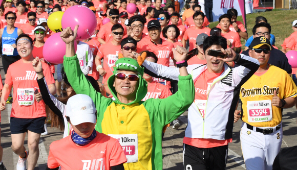 22일 오전 서울 광진구 자양동 뚝섬 한강공원에서 롯데유통BU 주최로 열린 ’제1회 롯데 스타일런’ 마라톤 대회 참가자들이 개성있는 복장을 한 채 달리고 있다.  손형준 기자 boltagoo@seoul.co.kr