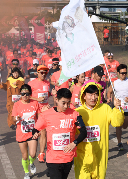 22일 오전 서울 광진구 자양동 뚝섬 한강공원에서 롯데유통BU 주최로 열린 ’제1회 롯데 스타일런’ 마라톤 대회 참가자들이 개성있는 복장을 한 채 달리고 있다. 손형준 기자 boltagoo@seoul.co.kr