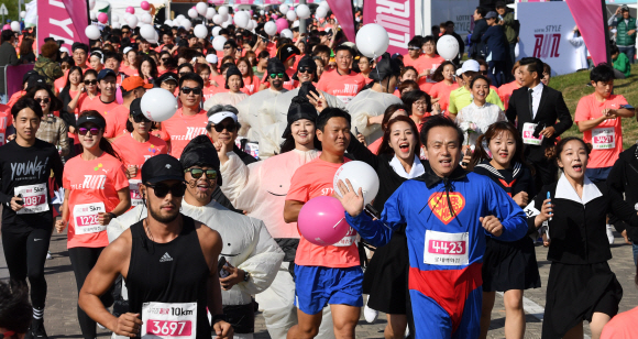22일 오전 서울 광진구 자양동 뚝섬 한강공원에서 롯데유통BU 주최로 열린 ’제1회 롯데 스타일런’ 마라톤 대회 참가자들이 개성있는 복장을 한 채 달리고 있다.  손형준 기자 boltagoo@seoul.co.kr