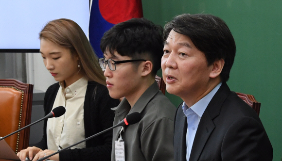 안철수 국민의당 대표가 22일 서울대학교 정치외교학부 학생들과 모의국회 간담회를 갖고 있다. 이종원 선임기자 jongwon@seoul.co.kr