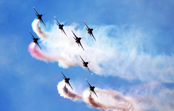 창공 수놓은 블랙이글스