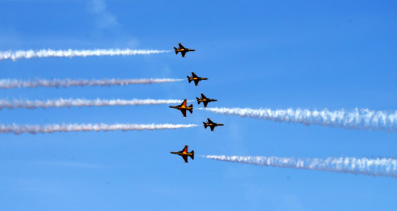 전투기로 그린 그림