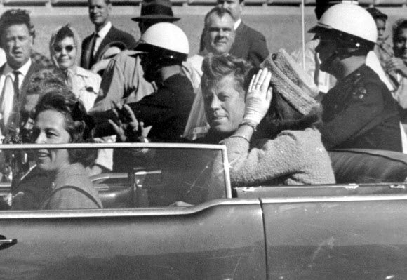 존 F 케네디(오른쪽 두 번째) 전 대통령과 부인 재클린(오른쪽)이 1963년 11월 22일 존 코널리 텍사스 주지사 부부와 함께 댈러스 시내에서 전용 리무진을 타고 가며 군중들의 환호에 답하고 있다. 케네디 전 대통령은 이 사진 촬영 직후 리 하비 오즈월드가 쏜 총탄에 사망했으며 도널드 트럼프 대통령은 21일(현지시간) 케네디 암살과 관련한 기밀 문서 수천건을 공개하겠다고 밝히고 27일 일부를 제외한 기밀문서를 공개했다. AP 자료사진