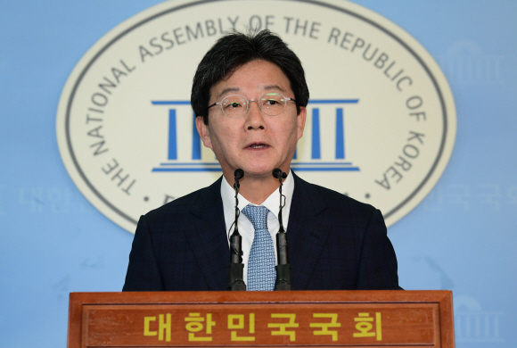 바른정당 유승민 의원이 22일 국회 정론관에서 기자회견을 하고 있다. 이종원 선임기자 jongwon@seoul.co.kr