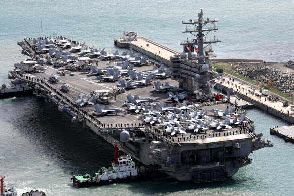 미 해군 니미츠급 핵추진 항공모함인 로널드 레이건호의 모습. 트럼프 대통령의 아시아방문에 맞춰 미국 3개 항모전단이 동아시아 해역에서 무력시위를 할 가능성이 높아지고 있다. 부산 연합뉴스