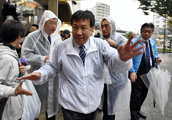 에다노 유키오 입헌민주당 대표가 거리유세를 펼치고 있다. 도쿄 EPA 연합뉴스