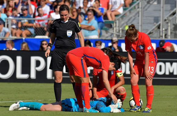 여자축구 대표팀 선수들이 23일 미국 노스캐롤라이나주 캐리의 웨이크메드 축구공원에서 열린 미국과의 친선경기 후반 린 윌리엄스와 충돌해 쓰러지자 상태를 살피고 있다. 캐리 AFP 연합뉴스 
