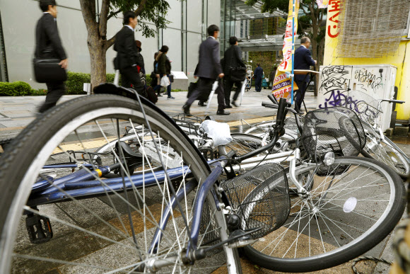제21호 태풍 ’란’이 일본 열도를 강타한 가운데 23일 새벽 일본 도쿄(東京)의 거리에 태풍의 영향으로 자전거가 넘어져 있다.  교도 연합뉴스