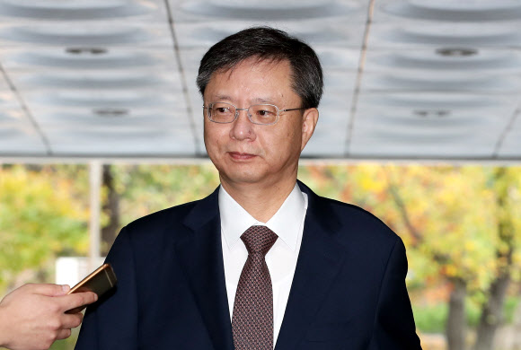우병우 전 청와대 민정수석이 23일 오전 서초구 서울중앙지방법원에서 열린 직권남용권리행사방해 등에 대한 공판에 출석하기 위해 법정으로 향하고 있다.  연합뉴스