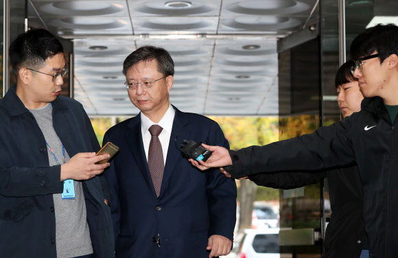 우병우 전 청와대 민정수석이 23일 오전 서초구 서울중앙지방법원에서 열린 직권남용권리행사방해 등에 대한 공판에 출석하기 위해 법정으로 향하고 있다.  연합뉴스